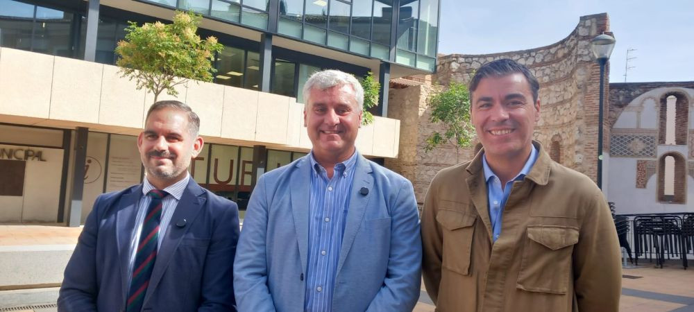Los tres concejales, durante la rueda de prensa//IMagen: El Decano de Guadalajara.