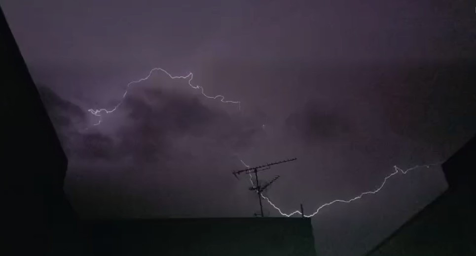 Un momento de la tormenta de esta madrugada en la capital//Imagen: El Decano de Guadalajara.