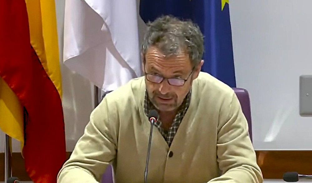 Javier Toquero, concejal de Cultura, durante su respuesta en el Pleno//Imagen: Retransmisión directo Pleno Ayto. Guadalajara.