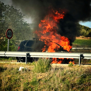 Los bomberos apagan un incendio de un vehículo en la CM-10 