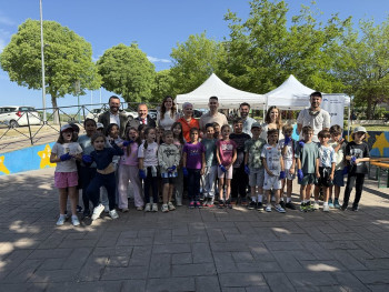 La comunidad escolar de Cabanillas del Campo crea un mural participativo como antesala del Día de Europa