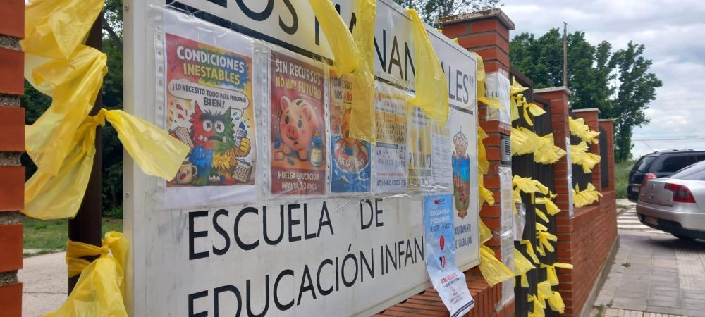 La Escuela Infantil de Los Manantiales, teñida del color amarillo reivindicativo del sector//Imagen: El Decano de Guadalajara,