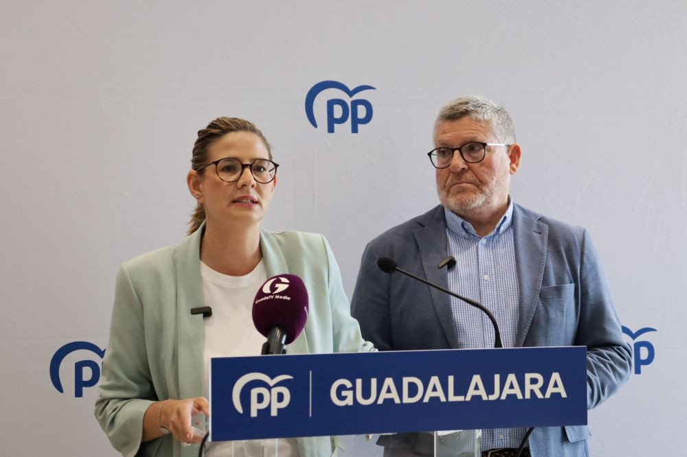 Agudo y Redondo, durante la rueda de prensa ofrecida esta mañana en Guadalajara//Imagen: PP CLM.
