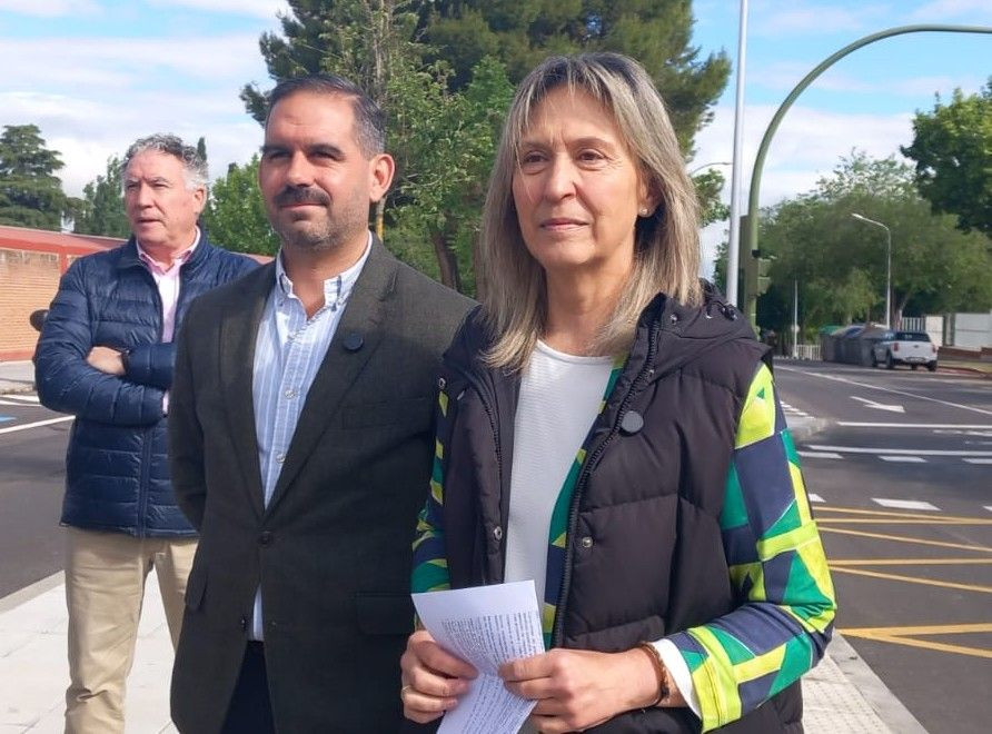 Ana Guarinos, junto a Santiago López, en la rueda de prensa ofrecida esta mañana//Imagen: El Decano de Guadalajara.