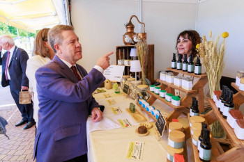 Page anuncia un millón de euros para garantizar el relevo generacional de la artesanía en Castilla-La Mancha