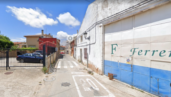 Un joven de 30 años resulta herido con quemaduras en la cara al intentar apagar un incendio en su vehículo