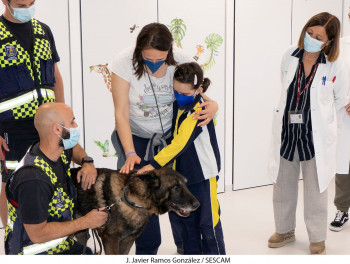 Peques y mayores del Hospital conocen la labor de los perros de rescate con los miembros de la Unidad Canina de Guadalajara