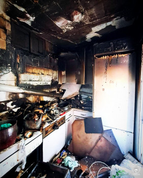 Los bomberos intervienen en el incendio de una vivienda