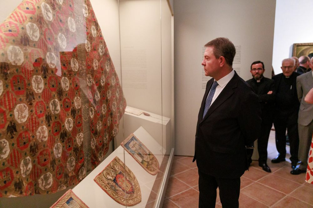 El presidente de Castilla-La Mancham durante la inauguración de la exposición//Imagen: JCCM.