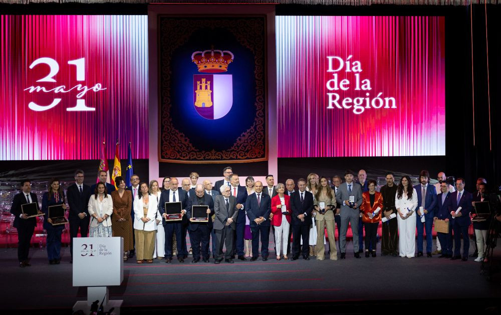 Foto de familia del presidente regional con los galardonados//Imagen: JCCM.