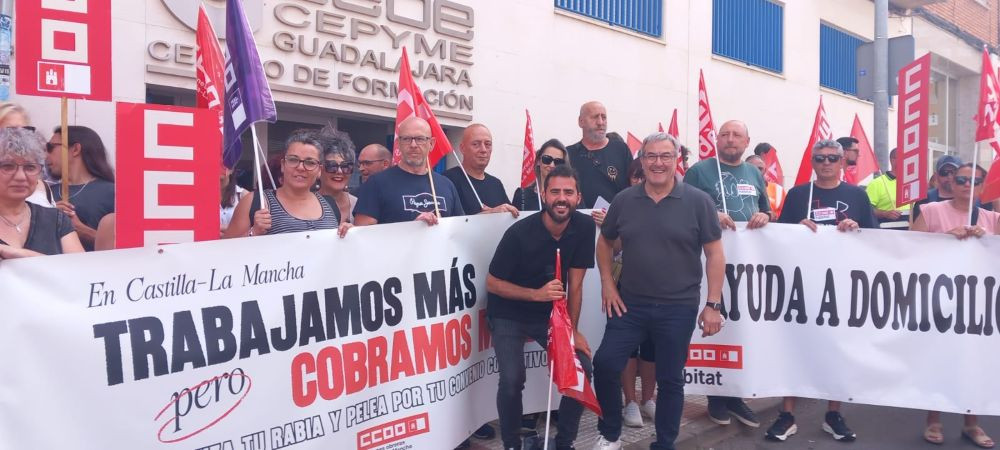 El sindicato se ha concentrado hoy a las puertas de la sede de CEOE-Cepyme en Guadalajara//Imagen: El Decano de Guadalajara.