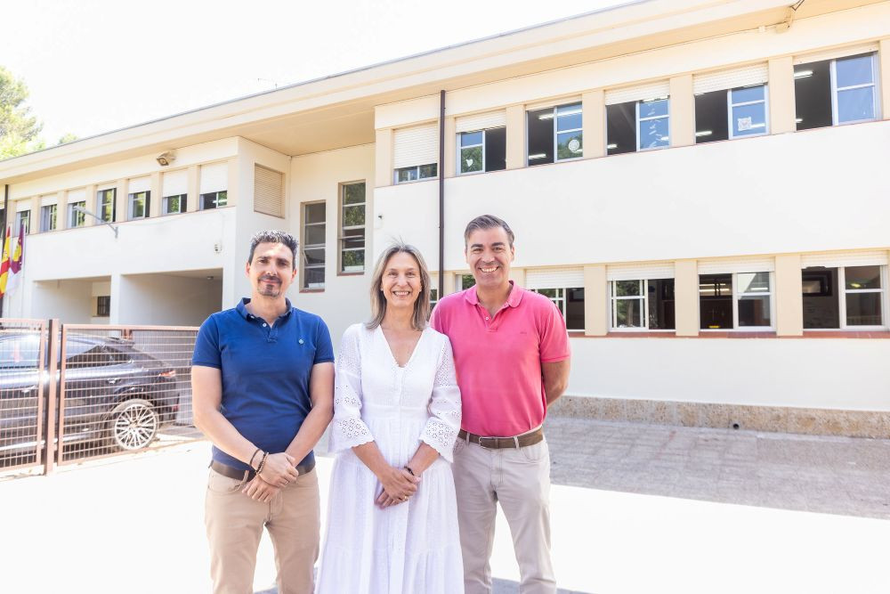 La alcaldesa, junto al concejal de Servicios Municipales y el cirector del colegio Pedro Sanz Vázquez//Imagen: Ayuntamiento de Guadalajara. 