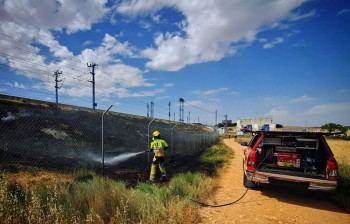 Incendio en las inmediaciones de las vías del Ave