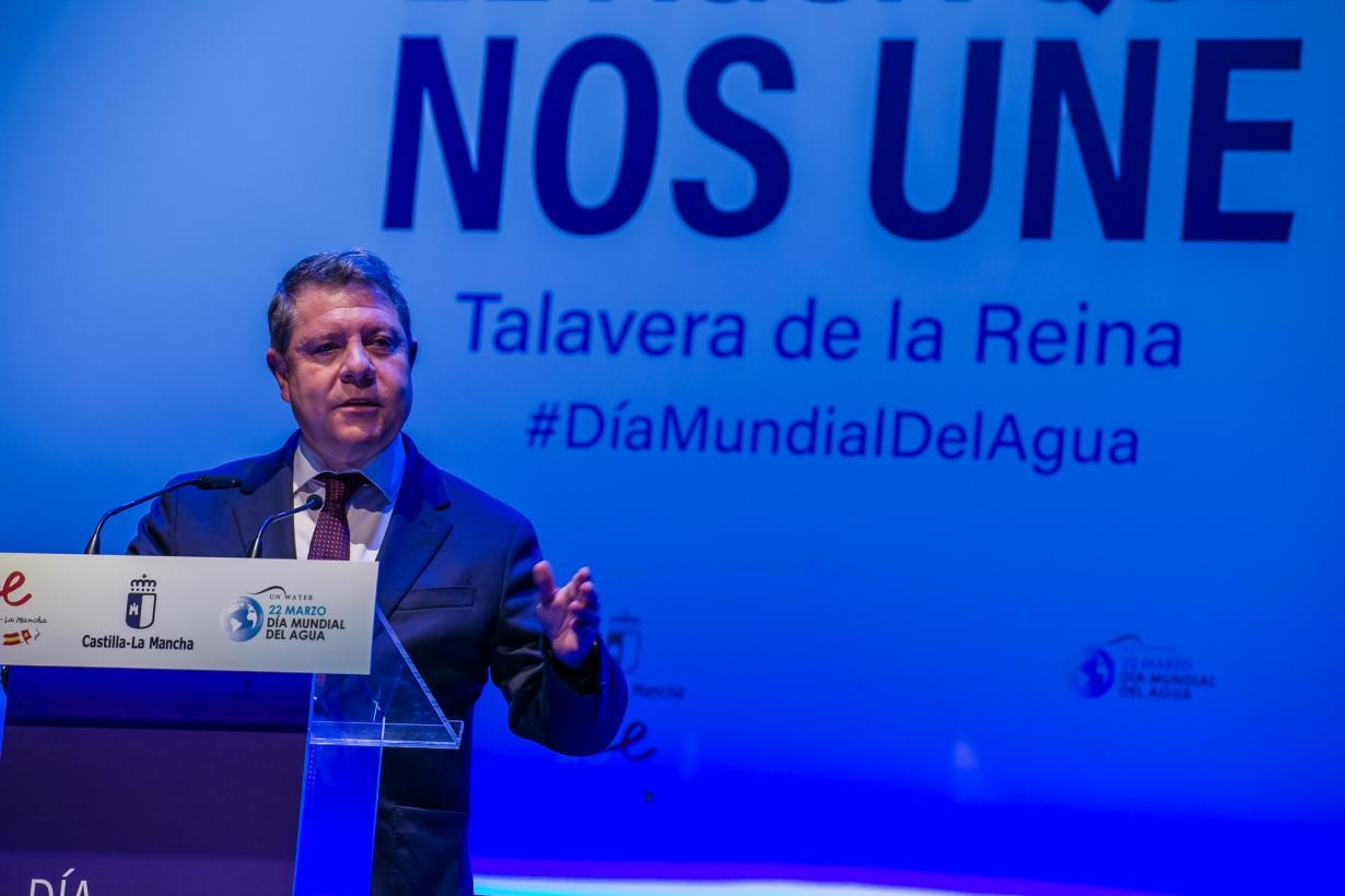 El presidente de Castilla-La Mancha, en el acto institucional que, con motivo del Día Mundial del Agua, en el Teatro Palenque de Talavera de la Reina, en la provincia de Toledo.