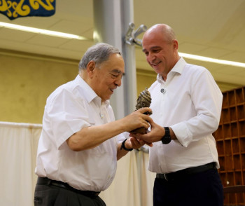 Pastrana reconoce a Marcelo Duarte, director emérito de la Coral La Paz