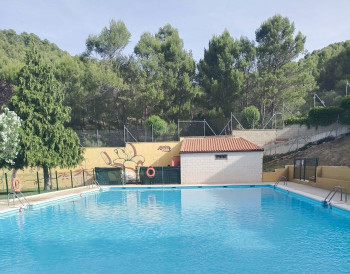 Chiloeches pone a punto su piscina de verano
