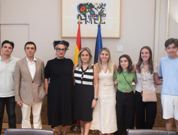 La ministra de Educación recibe al IES Carmen de Burgos Seguí de Alovera