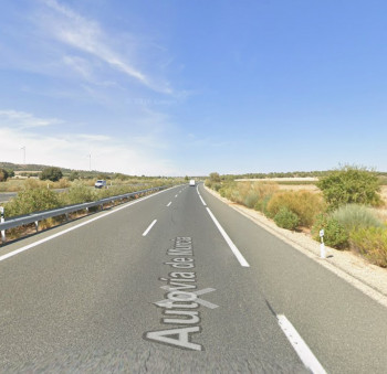 Abandonan a un hombre y a su hija menor en la autovía tras robarles el coche