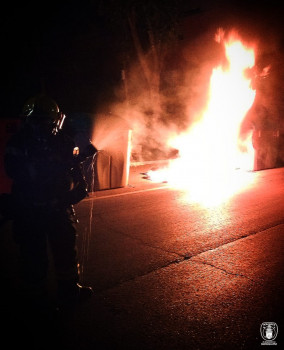 Los Bomberos de Guadalajara intervienen en el incendio de un contenedor