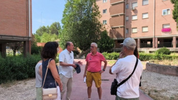 Los vecinos de las Casas del Rey trasladan a Alberto Rojo su denuncia sobre el "abandono" del barrio