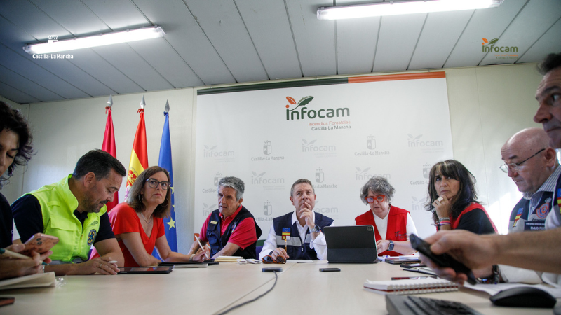 El presidente de Castilla-La Mancha, preside la reunión del Cecopi para analizar la situación del incendio de La Mierla//Imagen: Esteban González/JCCM.