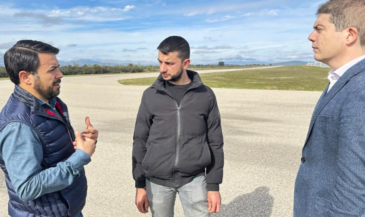 Imagen: Rubén Marchamalo, alcalde de Robledillo, en el centro de la fotografía junto al diputado regional de Vox Iván Sánchez y el diputado provincial José Luis Arcángel / Vox Guadalajara