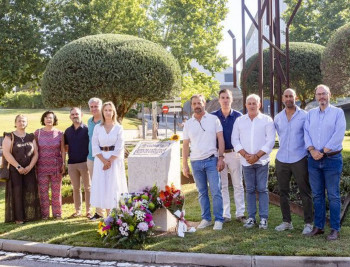 Guadalajara no olvida y rinde homenaje floral a las once víctimas del incendio de La Riba de Saelices 