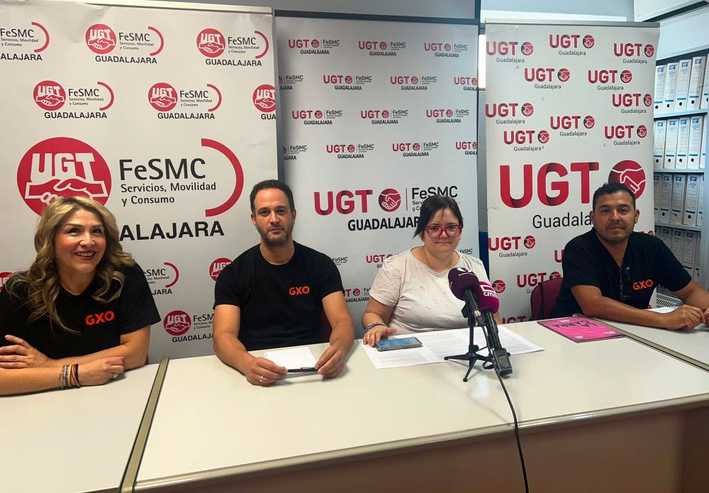 La responsable regional de FeSMC UGT acompañada por trabajadores y trabajadoras de GXO, durante la rueda de prensa//Imagen: UGT CLM..