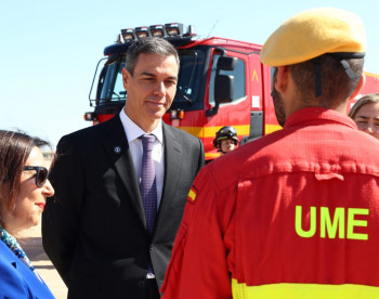 El presidente del Gobierno visita las zonas afectadas por el incendio de La Mierla