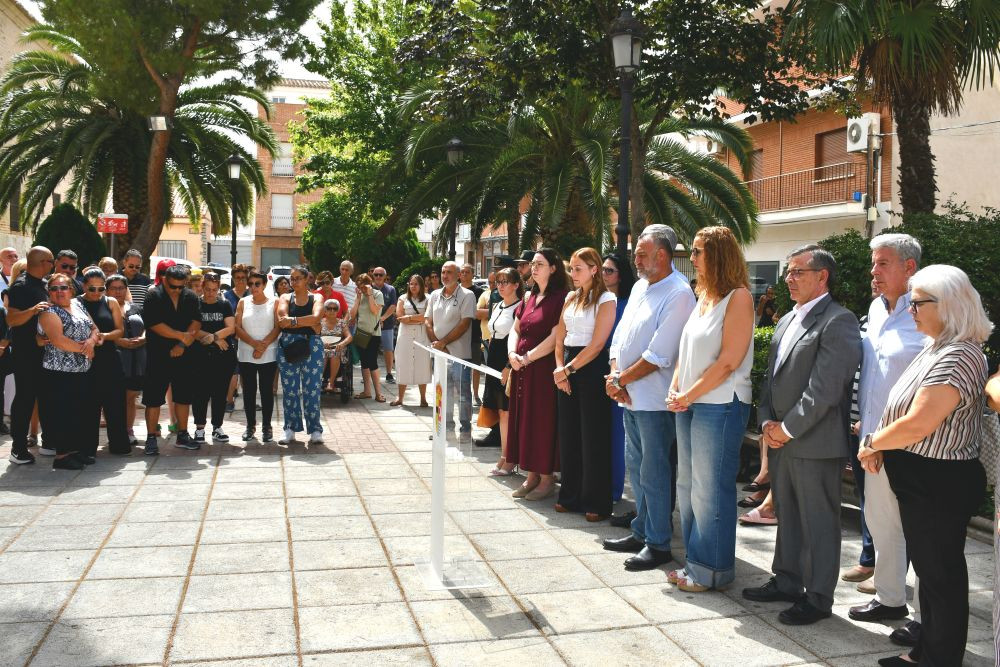 Sara Simón, durante el minuto de silencio convocado en la localidad toledana//IMagen: JCCM. 