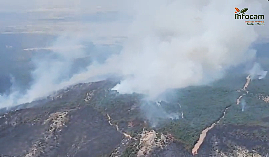 Incendio forestal de La Mierla a primera hora de la tarde de hoy. // Imagen: Plan Infocam