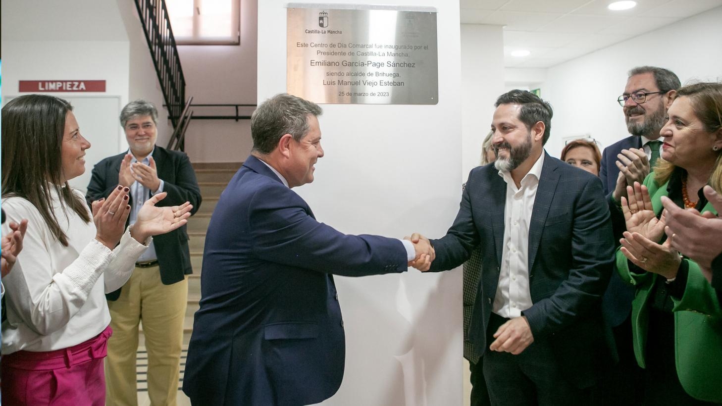 El presidente de Castilla-La Mancha, Emiliano García-Page, ha inaugurado el Centro de Día Comarcal de Brihuega en el que el Gobierno regional ha invertido 30.000 euros para el equipamiento de este recurso.