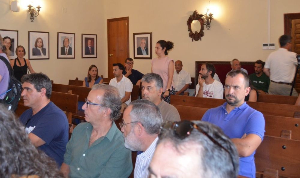 Juan José Laso (segundo por la izda.) durante la reunión celebrada en Cogolludo//Imagen: APAG Facebook.