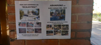 El barrio de las Casas del Rey, 'empapelado' de carteles contra el proyecto de la plataforma de hormigón de Guarinos