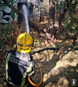 Los Bomberos de Guadalajara intervienen en el incendio en un centro de transformación eléctrico