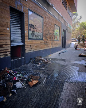 Los bomberos extinguen un incendio en un local comercial sin uso en Guadalajara
