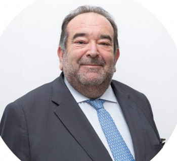 Emilio Vega recibe una alta distinción nacional del Ministerio de Justicia