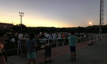 Cabanillas reúne a unas 500 personas para disfrutar del eclipse solar total