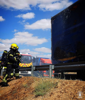 Los Bomberos de Guadalajara intervienen en el incendio de un camión en la A2