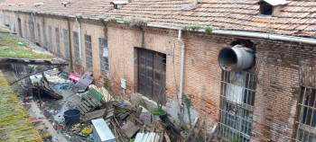 Una de las naves del Fuerte acumula más de 300 toneladas de residuos, algunos potencialmente peligrosos