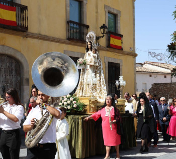 Pareja celebra su Día Grande junto a la Virgen de los Remedios
