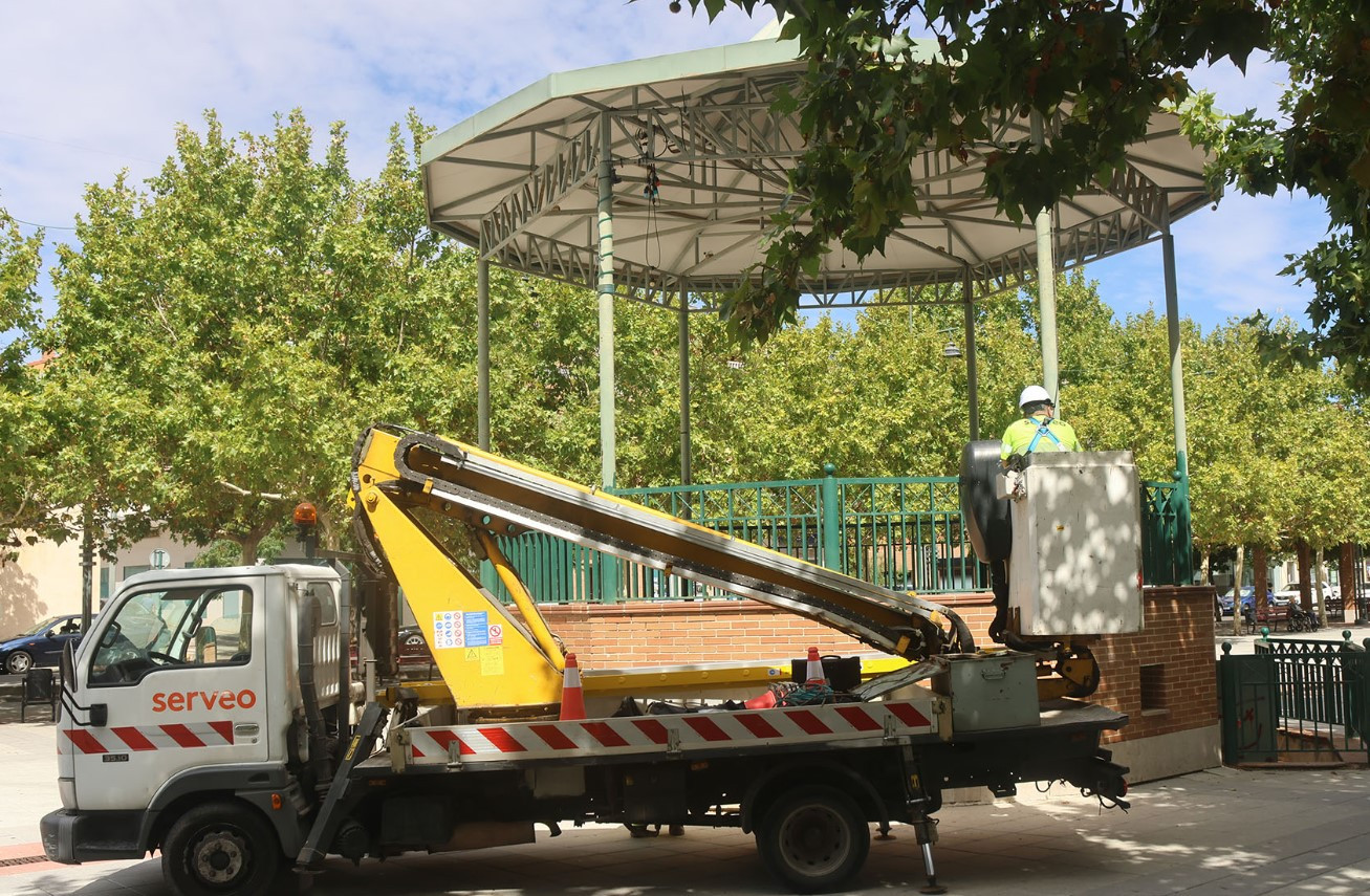 Cabanillas "pone guapa" a la Plaza del Pueblo, en su 20º aniversario