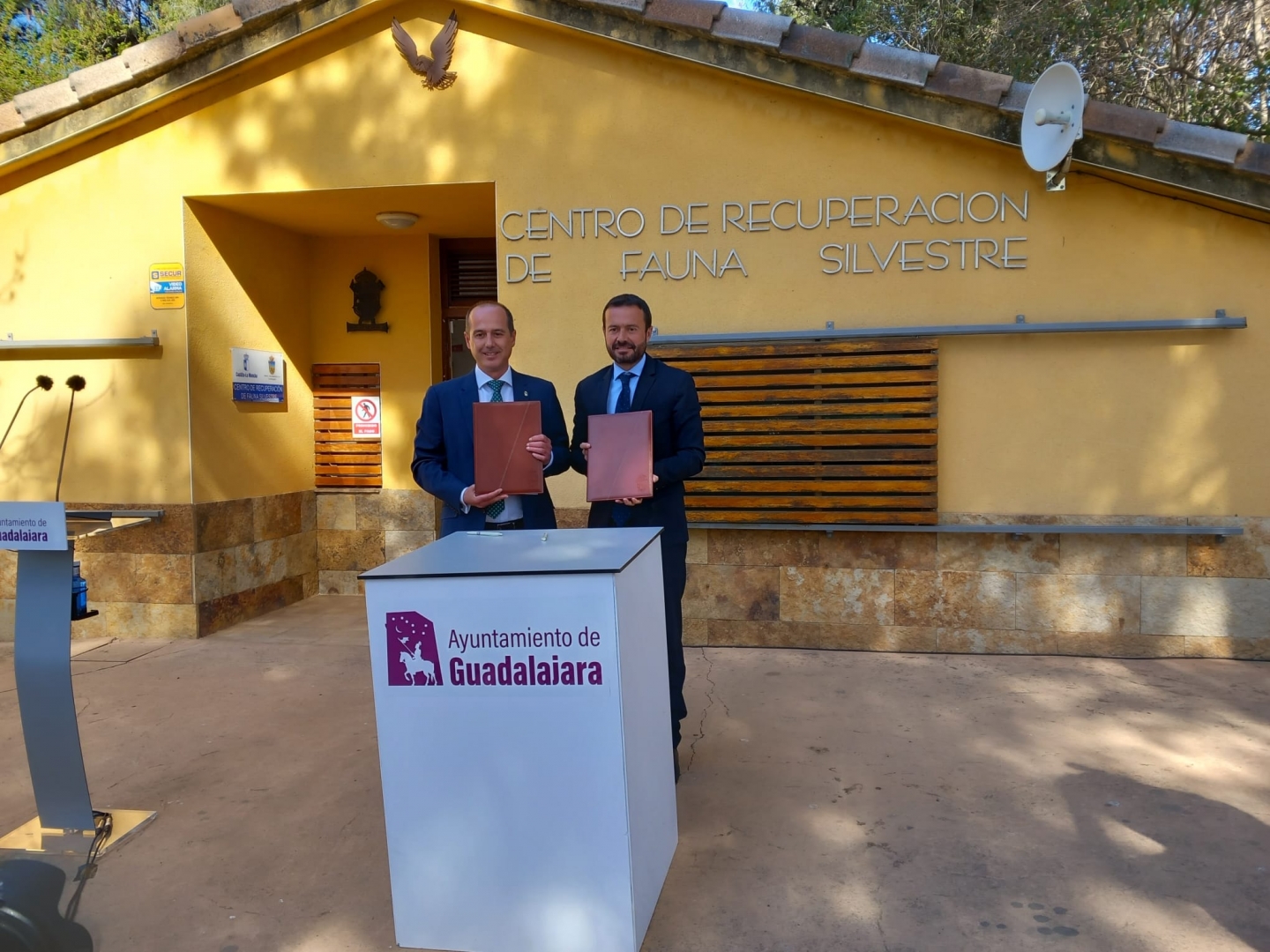 Alberto Rojo y José Luis Escudero han firmado el convenio para la creación de un Centro de Educación Ambiental. 