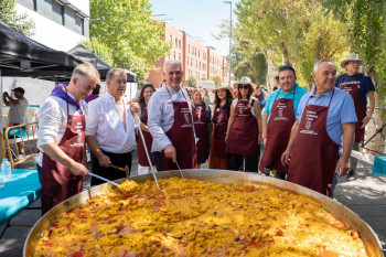La Paella Solidaria de las Peñas repartió 7.000 raciones a beneficio de ADEM-GU