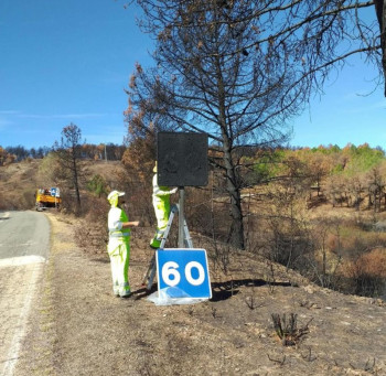El Gobierno regional renueva la señalización vertical de las carreteras afectadas por el incendio de La Mierla