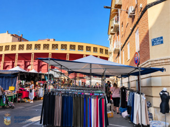 El mercadillo de los sábados se traslada a la Plaza de Toros 