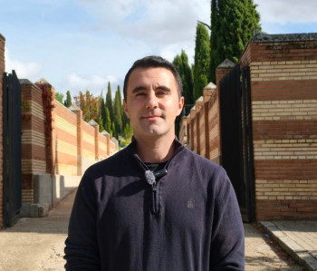 El PSOE alerta del riesgo de que "no se pueda enterrar en el cementerio por falta de personal"