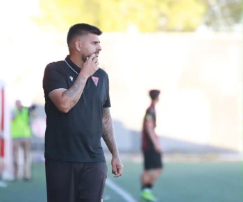 Daniel Stechina, entrenador del CD Azuqueca: "El objetivo es el ascenso, no esquivamos esa responsabilidad"
