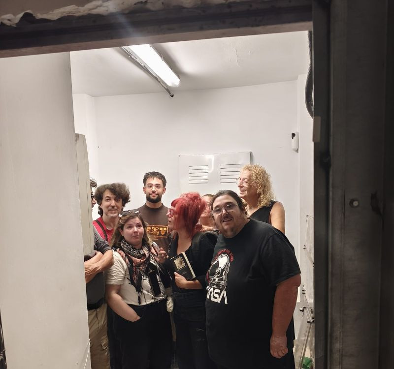 Varios miembros de la la red de apoyo de la Plataforma Feminista y el Sindicato Inquilinas se encierran en el cuarto de contadores.//Imagen: Plataforma Feminista