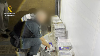 Casi tres toneladas de cocaína y cuatro fusiles de asalto, incautados por la Guardia Civil en una casa rural de Guadalajara